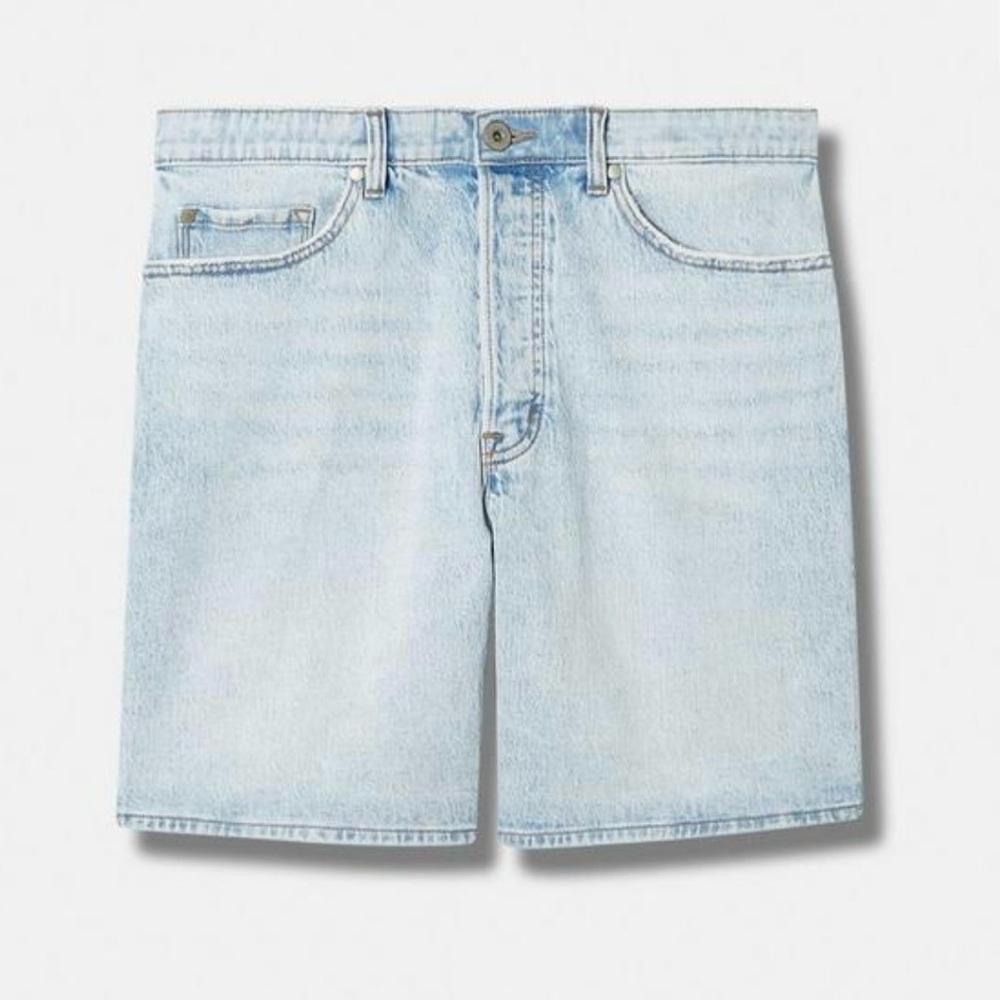 Torrid Light Wash Denim Mid Rise Mom Jean Shorts Size‎ 14